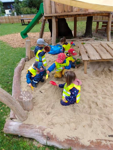 Kinder, die auf einem Spielplatz spielen